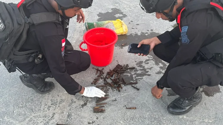 Seorang Warga Biak Serahkan Ranjau dan Puluhan Butir Amunisi