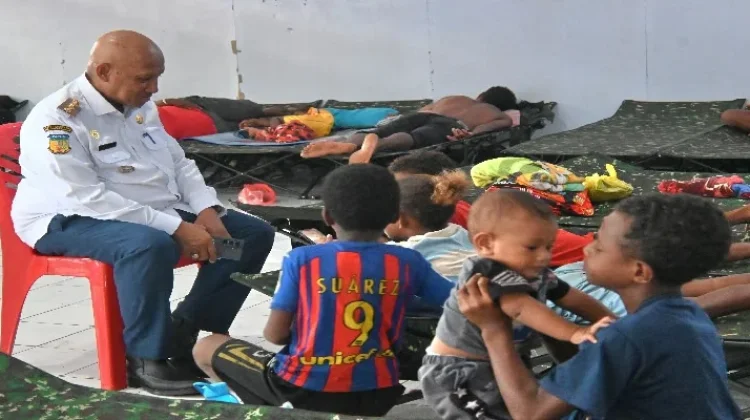 Bupati Markus Mansnembra Kunjungi Posko Induk Penanganan Korban Ledakan Bom