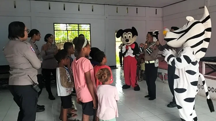 Boneka Zebra Satlantas Polres Biak Numfor Hibur Anak-anak Terdampak Ledakan
