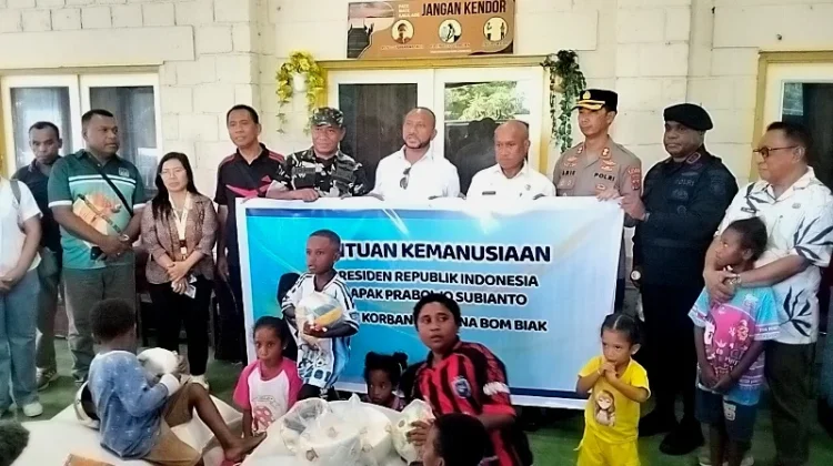 Yan Mandenas Kunjungi Korban Ledakan Dugaan Bom PD II di Biak Numfor