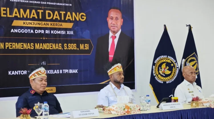 Anggota Komisi XIII DPR RI Yan Mandenas, Kunjungi Kantor Imigrasi Kelas II TPI Biak