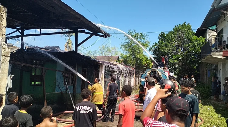 Kebakaran Hanguskan Rumah Kosong di Arema Kampung Baru Biak,Tidak Ada Korban Jiwa