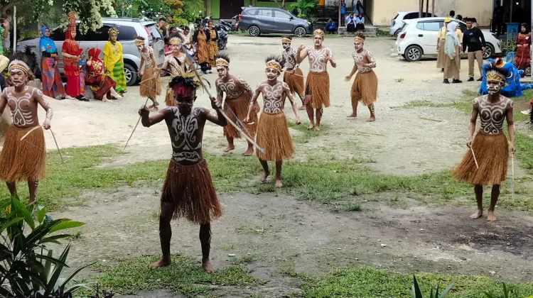 SMKS YAPIS TIK Biak Numfor Gelar Pagelaran Tari Kreasi Nusantara