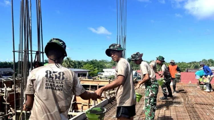 Yonif TP 858/MSB dan Warga Gotong Royong Bersihkan Masjid Baitunur
