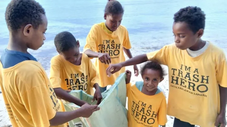 Trash Hero Biak Edukasi Mikroplastik kepada Anak-anak di Pulau Owi