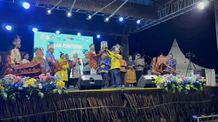 Pejuang Lingkungan Biak Serahkan Kalpataru kepada Bupati