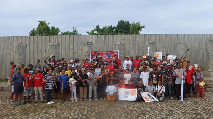 Bulan Bung Karno, Anggota DPR/MPR RI Ruth Rumkabu Bersama Warga Biak Bersihkan Taman