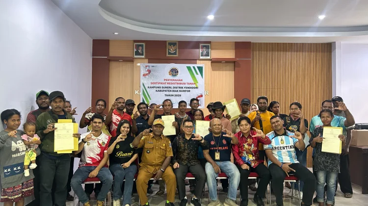Kantor Pertanahan Biak Serahkan Sertifikat Redistribusi Tanah Kampung Suneri