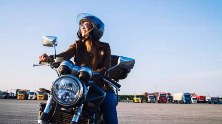 Sering Naik Motor? Jangan Cuma Cuci Muka, Ini Rutinitas Skincare yang Tepat