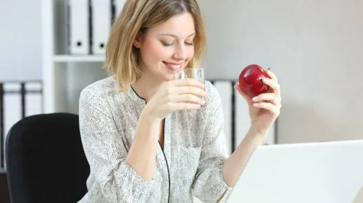 Lapar di Kantor? Ini 5 Buah Praktis yang Bisa Jadi Pilihan