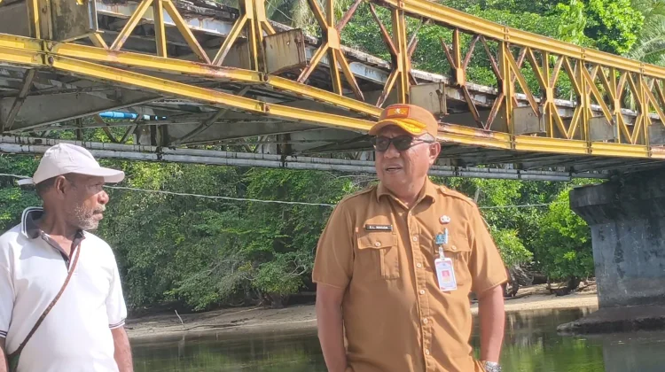 Tinjau Jembatan Rusak  Sekda Biak Larang Roda -Empat  Melintas