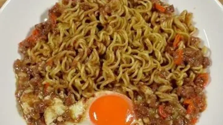 Makanan yang Tidak Boleh Dikonsumsi Bersama Mie Instan