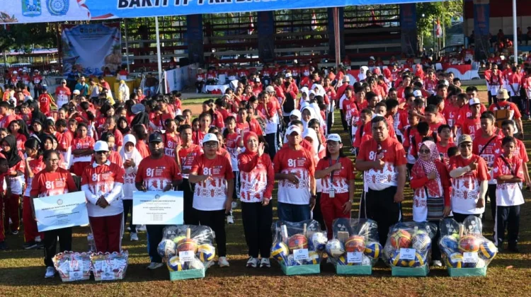 Pemkab Biak Numfor Serahkan Beasiswa Unggulan kepada 5 Pelajar Berprestasi