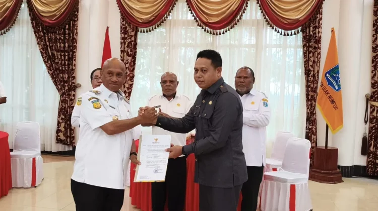 Bupati Biak Numfor Percayakan Adam Umar Plt Asisten II