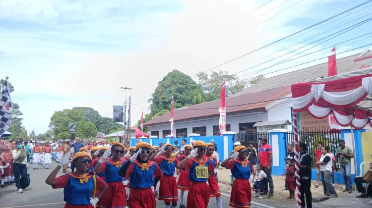 Sebanyak 70 Regu SD Warnai Lomba Gerak Jalan HUT RI ke-81 di Biak Numfor