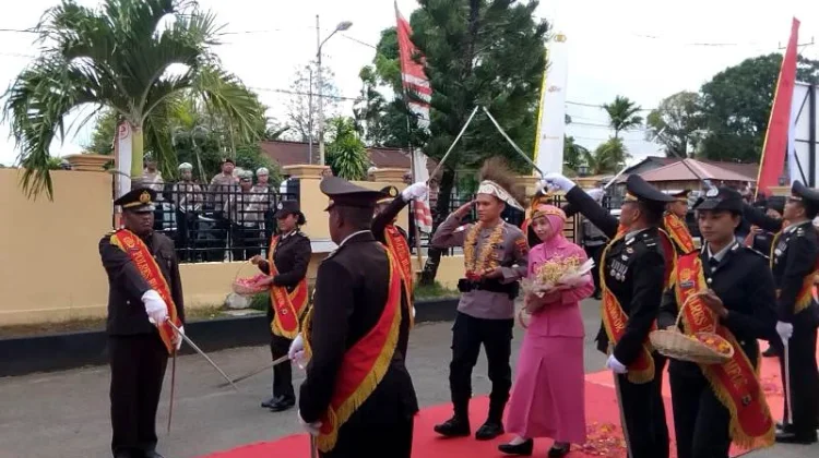Tradisi Penyambutan Kapolres AKBP Arjuna Wijaya di Mapolres Biak Numfor