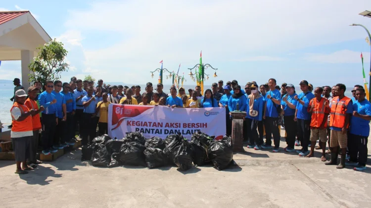 Kolaborasi Bersihkan Laut, PSDKP Biak Kumpulkan 234 Kg Sampah
