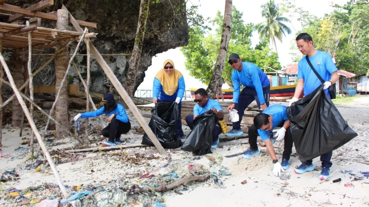 Kolaborasi Bersihkan Laut, PSDKP Biak Kumpulkan 234 Kg Sampah
