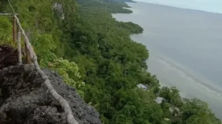 Gunung Putih, Pesona Alam di Atas Tebing Biak