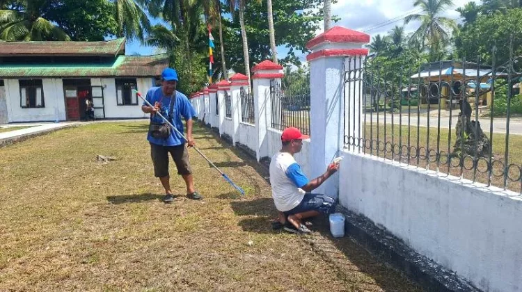 Dinas Sosial Biak Numfor Lakukan Bersih-bersih Taman Makam Pahlawan Cendrawasih