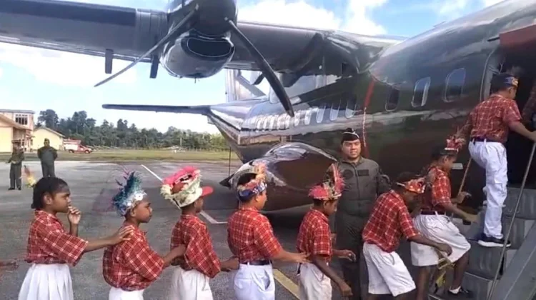 Puluhan Pelajar SD Kornasoren Numfor Antusias Naik Pesawat CN-235