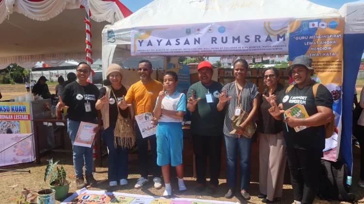 Wabup Jimmy Kapissa Apresiasi Stand Praktik Cerdas Literasi Yayasan Rumsram Biak