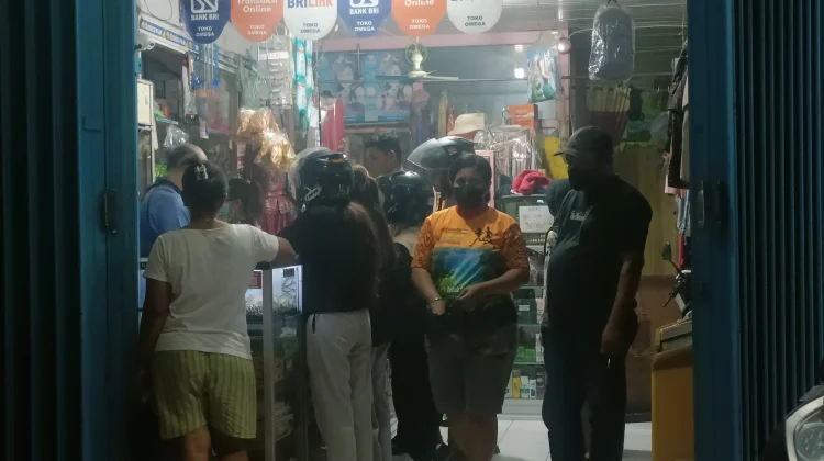 Kabut Asap Karhutla Selimuti Kota Biak, Warga Antre Membeli Masker
