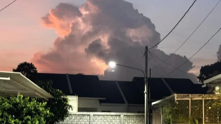 Awan Cumulonimbus: Awan Pembawa Hujan Deras dan Petir