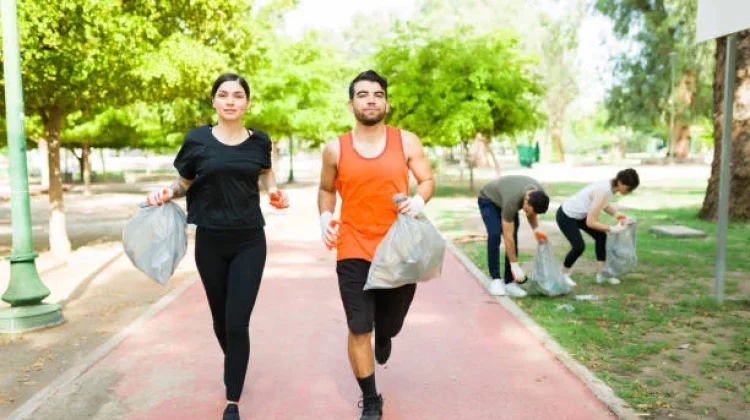 Bugar Sambil Jaga Bumi, Yuk Kenali Olahraga Plogging