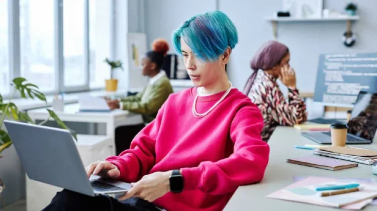 Job Hugging, Strategi Gen Z dan Milenial Mempertahankan Pekerjaan