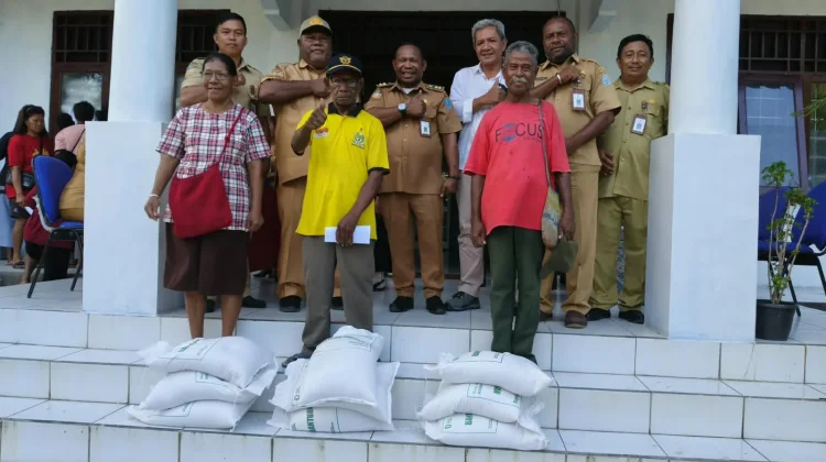Kelurahan Samofa Biak Salurkan Beras Kepada Ratusan Warga