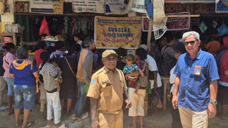 Bulog Biak Mulai Salurkan Minyak Goreng “Minyakkita” di Pasar Darfuar