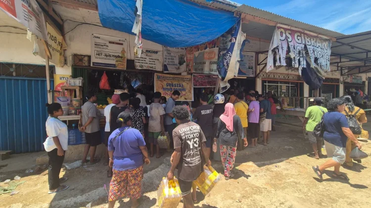 Bulog Biak Mulai Salurkan Minyak Goreng “Minyakkita” di Pasar Darfuar