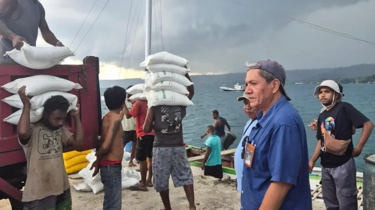 Bulog Biak Mulai Salurkan Bantuan Pangan 58 Ton ke Kepulauan Numfor