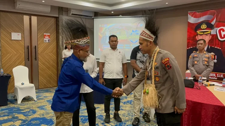 Kapolres Biak Numfor AKBP Arjuna Wijaya dianugerahi Gelar Adat "MAMBRI"