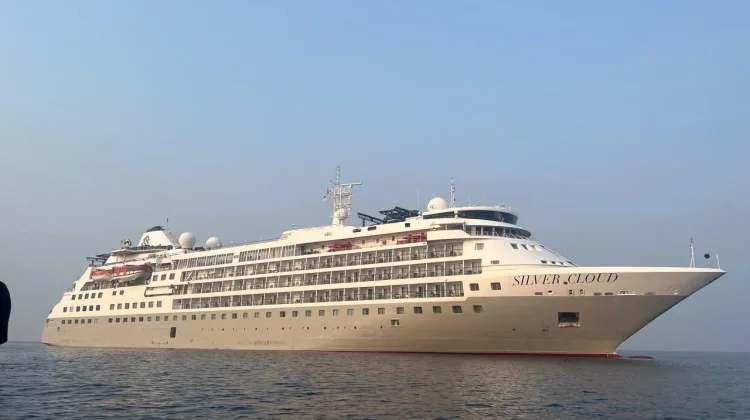 Bea Cukai Biak Periksa Kapal Pesiar Silver Cloud sebelum Ekspor Kembali