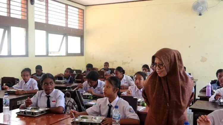Semangat di Sekolah, Manfaat Nyata Program Makan Bergizi Gratis di SMP N 2 Biak Kota