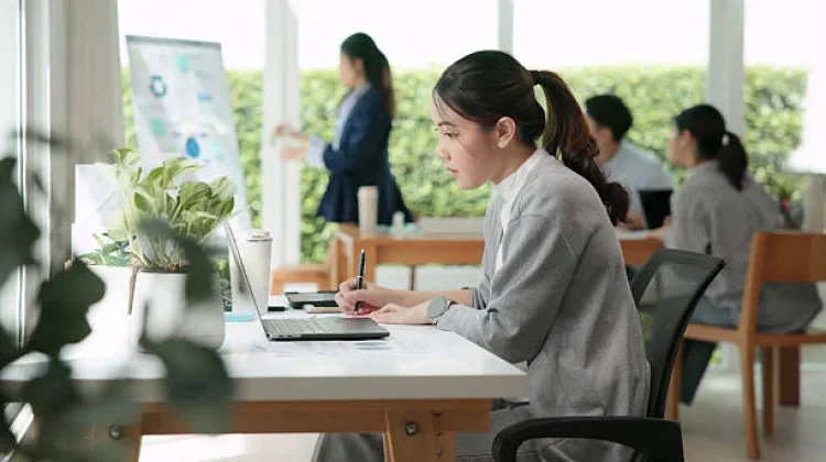 Siap Masuk Kantor Baru? Begini Cara Membangun Rasa Percaya Diri