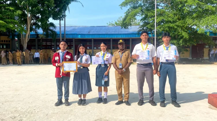 SMA N 1 Biak Kota Apresiasi Siswa Berpestasi Juara Karate dan Bintang Radio