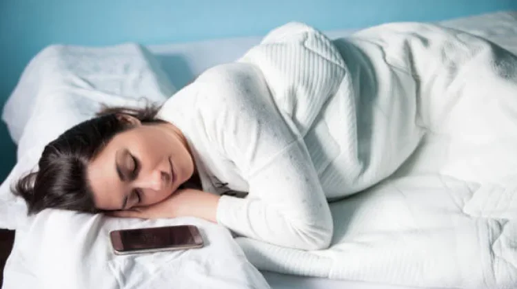Sering Taruh HP di Samping Bantal? Kenali Dampaknya pada Kualitas Tidur