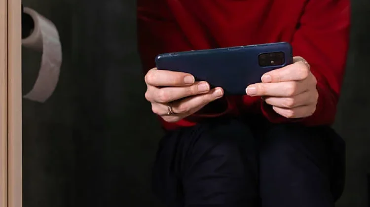 Kelamaan Scroll di Toilet? Ini Dampaknya yang Jarang Disadari