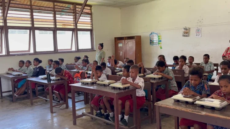 MBG Bantu Penuhi Kebutuhan Makan 137 Siswa SD YPK 2A Biak