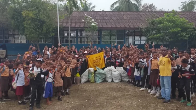 Trash Hero Biak Edukasi Siswa SD YPK 4 Sburia Pilah Sampah sejak Dini