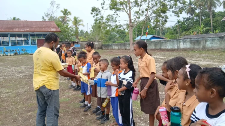 Trash Hero Biak Edukasi Siswa SD YPK 4 Sburia Pilah Sampah sejak Dini