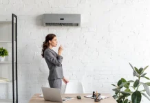 Kerja Seharian di Ruang Ber-AC? Jangan Lupa 5 Tips Minum Air Ini