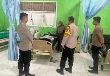 Wujud Kepedulian Institusi, Wakapolres Supiori Kunjungi Anggota yang Sakit