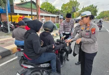 Bagi-bagi Takjil Bagi Masyarat digelar Personel Satlantas Polres Biak