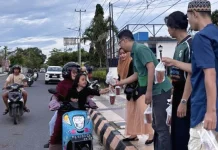 HMI Cabang Biak, Bagikan Ratusan Paket Takjil Kepada Pengendara
