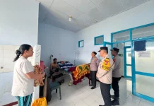 Wujud Kebersamaan, Polres Supiori Jenguk Anggota yang Sakit
