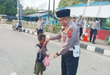 Berkah Ramadhan, Sat-Lantas Polres Supiori Berbagi Takjil Gratis